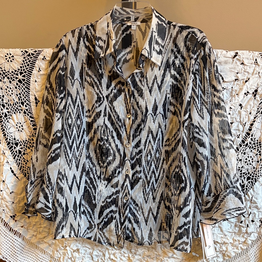 Nicola Black and White Button-Up Blouse Size XL🖤 NWT